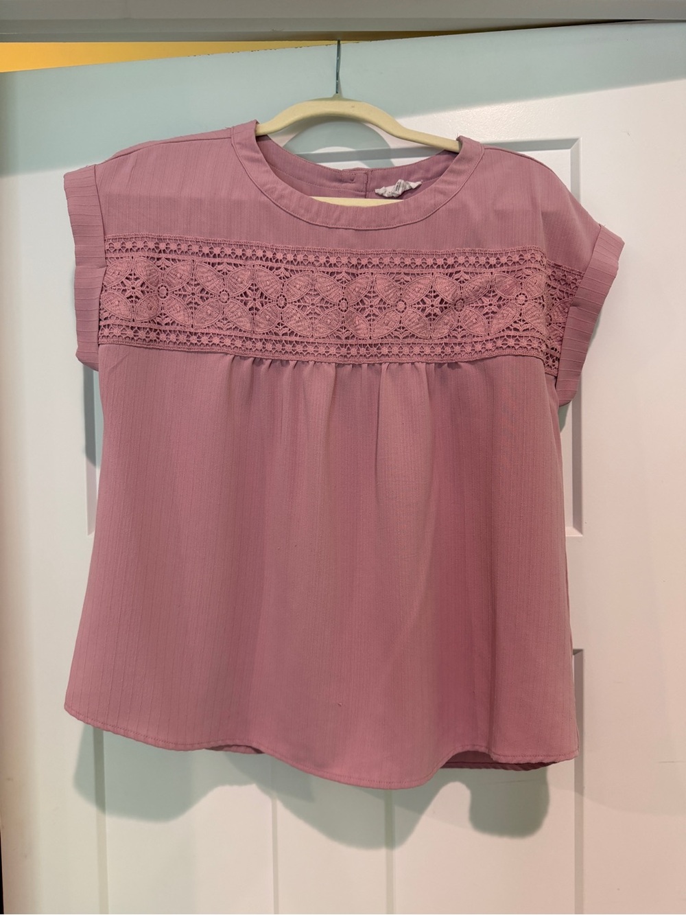 BLU PEPPER Mauve Lace Yoke Short Sleeve Blouse-Size M